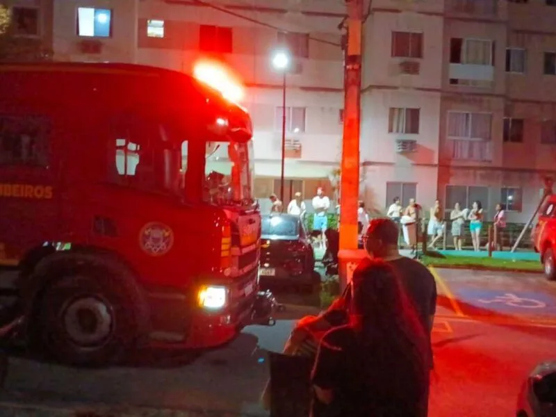 Fogo atinge imóvel no quinto andar de prédio em Candeias