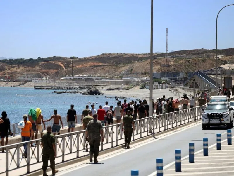 Ceuta remove acampamento de migrantes com operação de 350 agentes