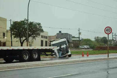 Caminhão atola em avenida de Campo Grande, e motorista dorme na cabine