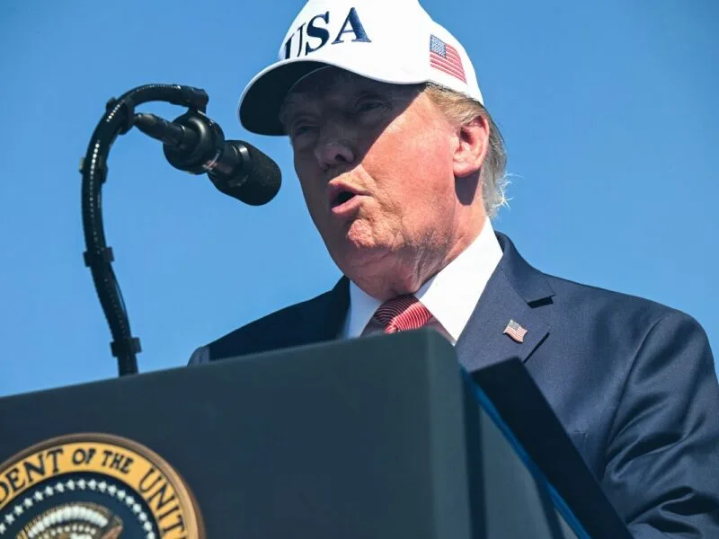 Trump elogia atuação de Howard Lutnick em cerimônia na Casa Branca