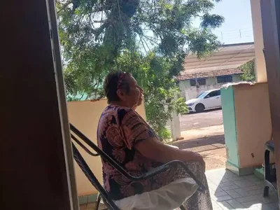 Árvore derruba muro e atinge casa de idosa durante temporal em Campo Grande