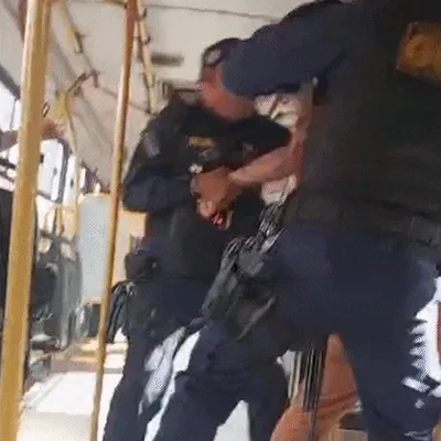 GCM afirma que passageiro chutou agentes antes de disparo no ônibus