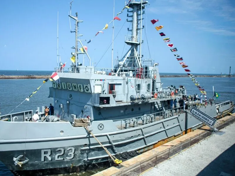 Rebocador Triunfo exibe operações navais ao público no Porto do Recife