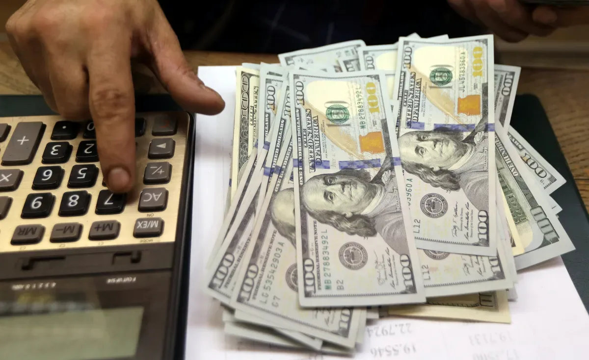 Ptax concentra negócios e dólar fecha a R$ 5,1735 no fim do mês