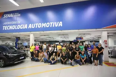 Curso de mecânica reúne mulheres em busca de autonomia com o próprio carro