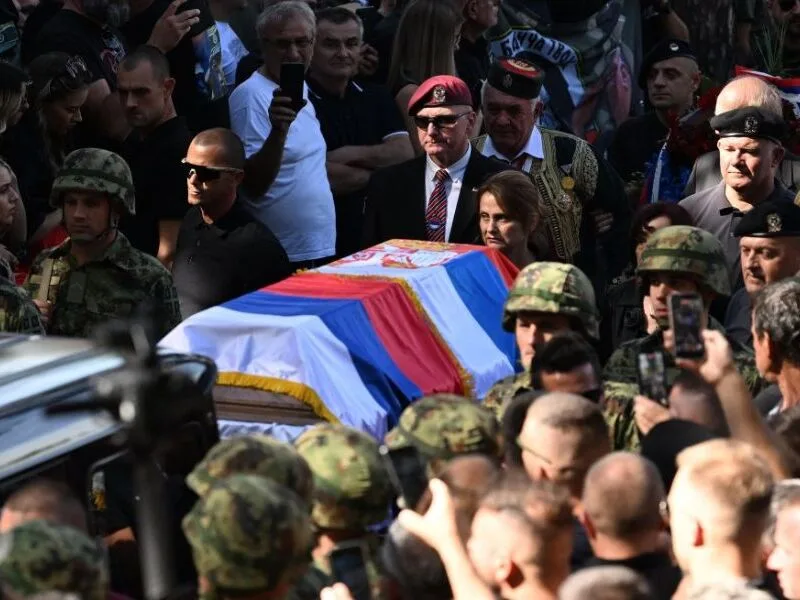 Enterro de Ratko Mladic em Belgrado tem honras militares e críticas da UE