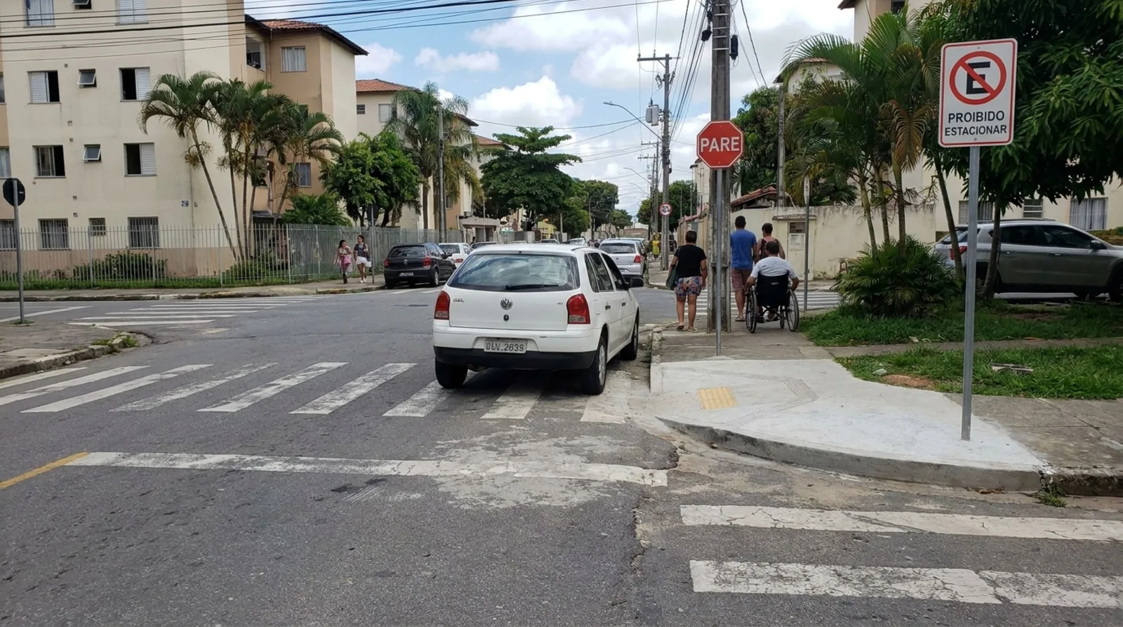 Estacionar sobre a faixa de pedestres pode render multa e remoção