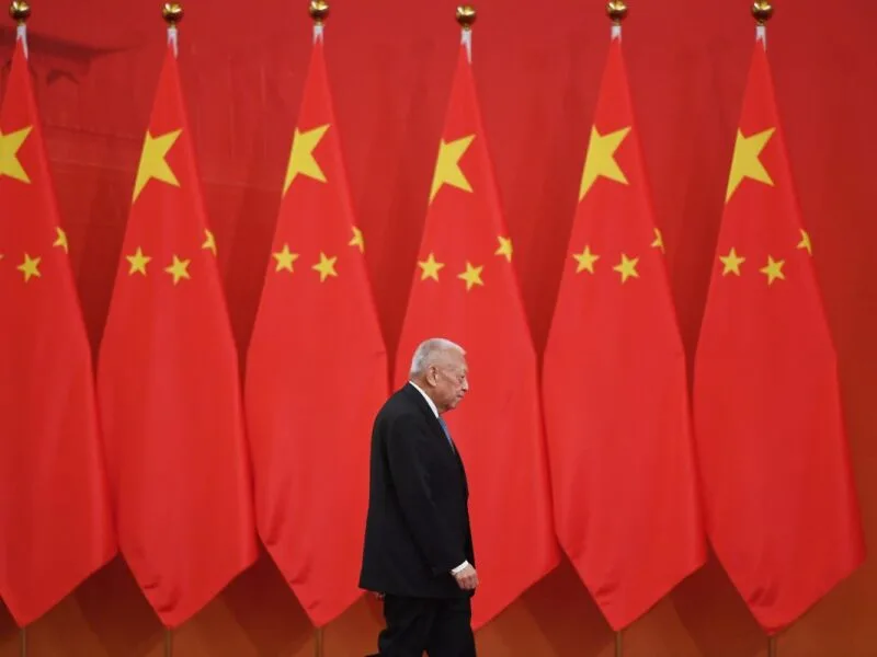 Tung Chee-hwa deixa legado marcado pela transição de Hong Kong à China