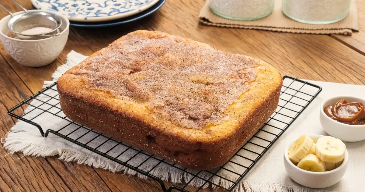 Bolo de banana com doce de leite fica pronto em 50 minutos