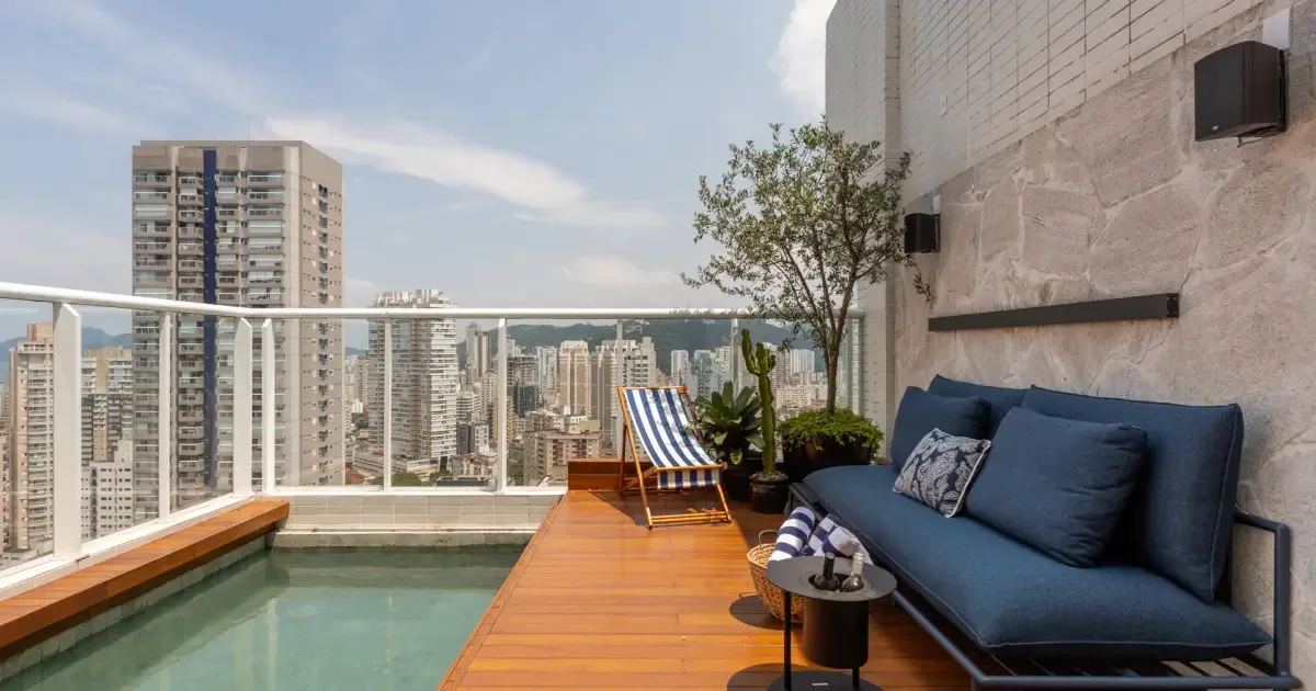 Deck móvel amplia o terraço de cobertura duplex em Santos