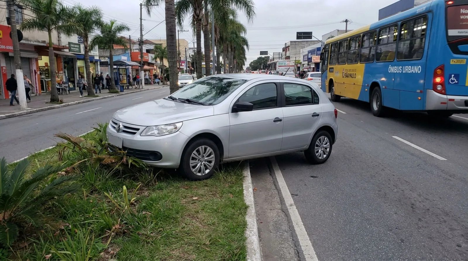 Carro no canteiro para liberar ônibus pode render multa e remoção