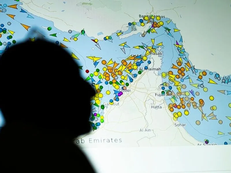 Emirados alertam contra ameaças iranianas a navios em Ormuz