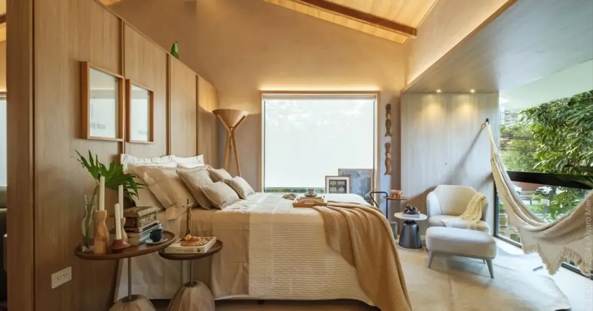 Forro de madeira integra teto, iluminação e decoração da casa