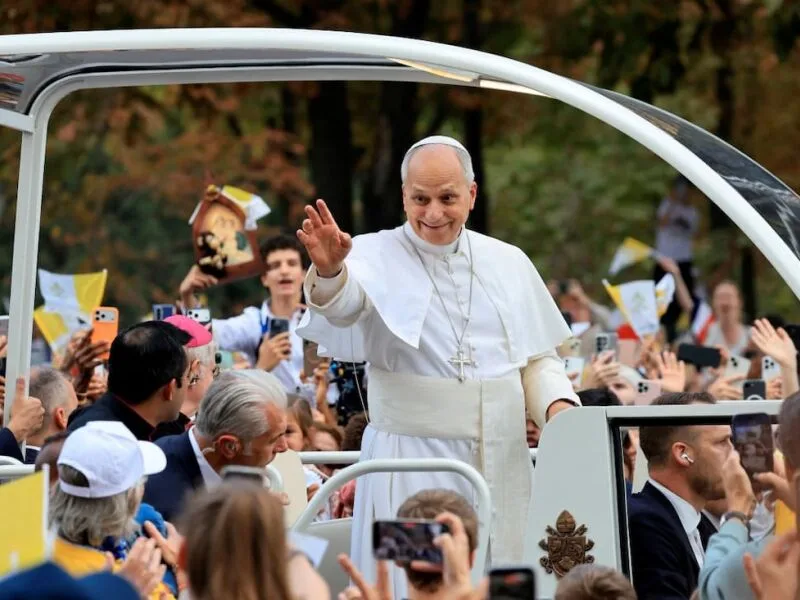 Leão XIV aborda laicidade e migração antes de seguir para Lourdes