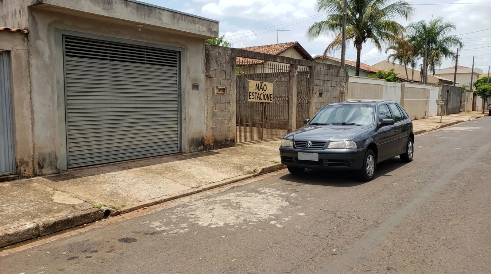 Estacionar diante da própria garagem pode render multa ao morador