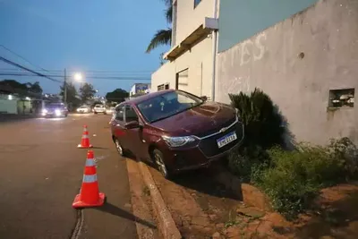 Motorista é levada intubada após carro subir em calçada em Campo Grande