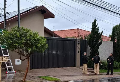 Ação do MPU e da Receita usa escada para acessar imóvel em Campo Grande