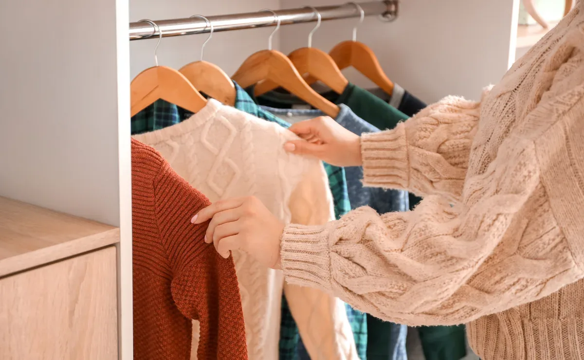 Como guardar cada roupa para evitar marcas, vincos e deformações