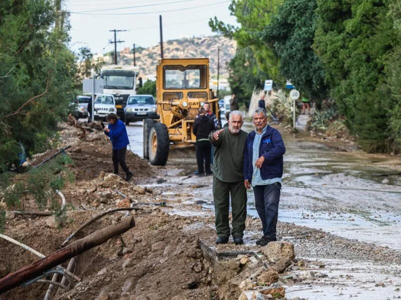Creta mantém alerta vermelho após chuva bloquear estradas e afetar portos