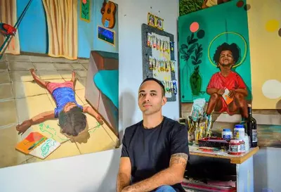 Exposição reúne pinturas e instalação sonora sobre memórias da infância