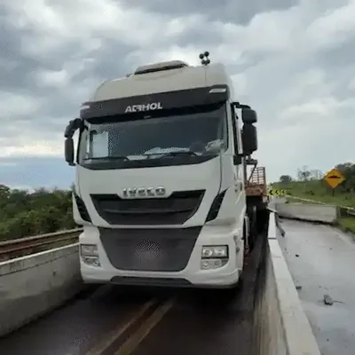Caminhão fica preso em ponte interditada durante obras na MS-040