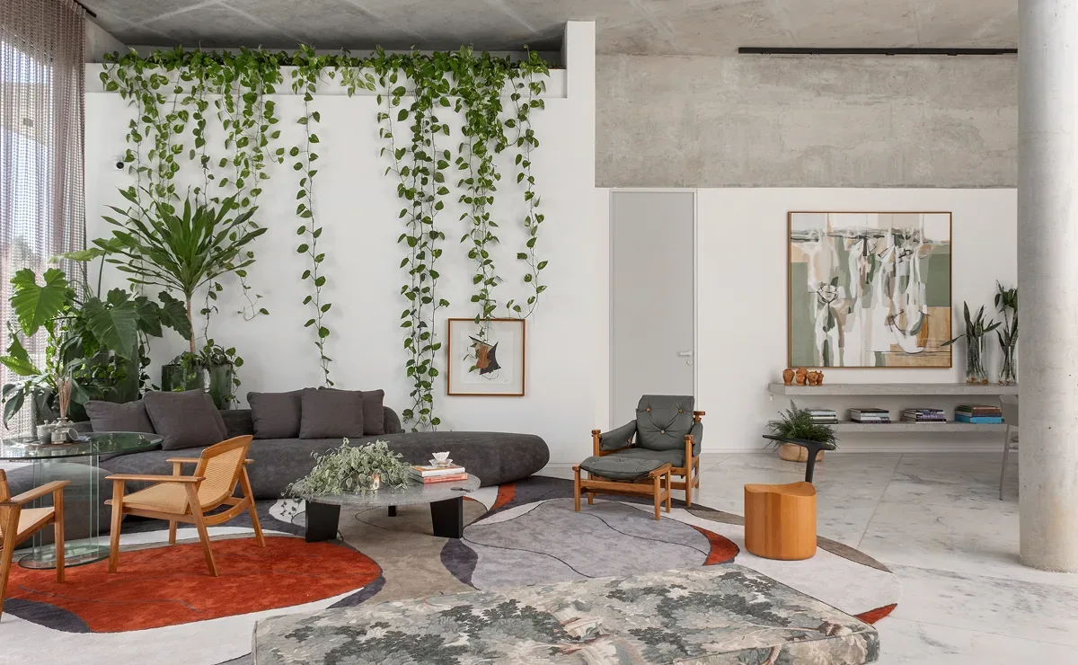 Casa em Salvador combina concreto aparente, plantas e memórias de família