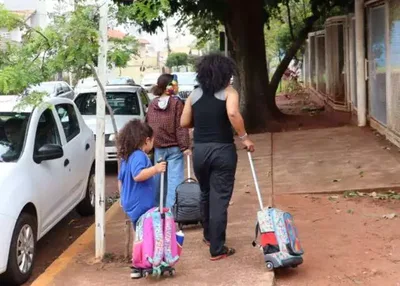 Pais dizem não ter sido avisados sobre aluno ferido na saída de escola