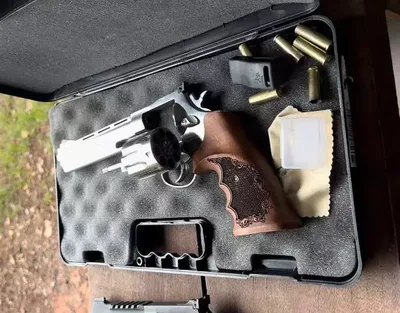 Caçador perde revólver e munições após bolsa cair de caminhonete na BR-163