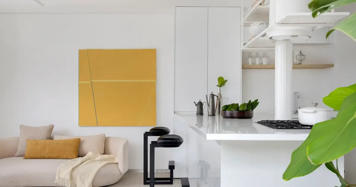 Cobertura em Pinheiros ganha jardim interno após reforma de 115 m²