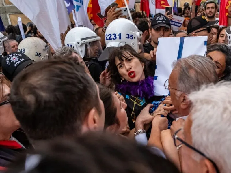 Ato em Istambul termina com prisões após manifestantes recusarem dispersão