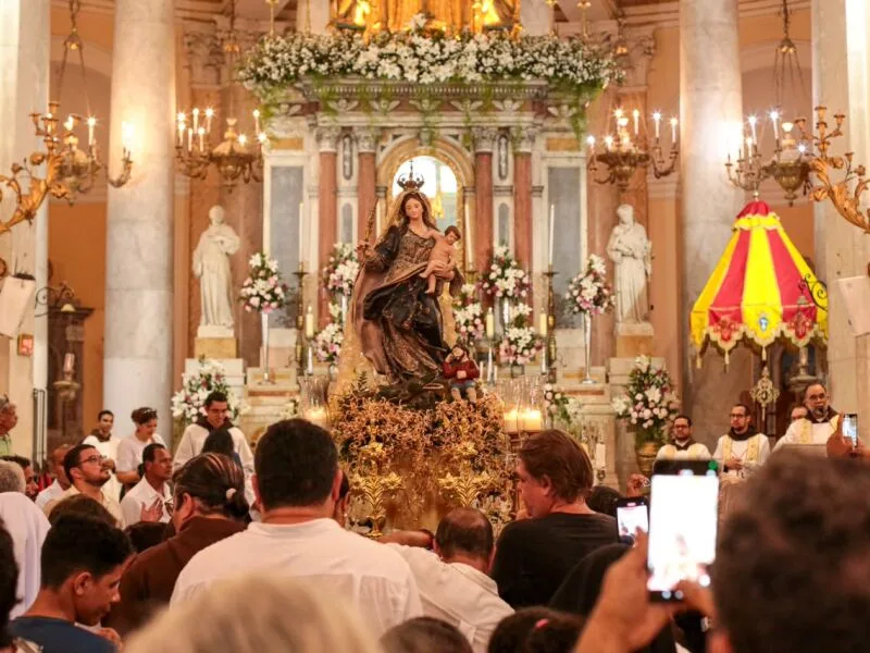Festa de Nossa Senhora da Penha termina com procissão pelo Recife
