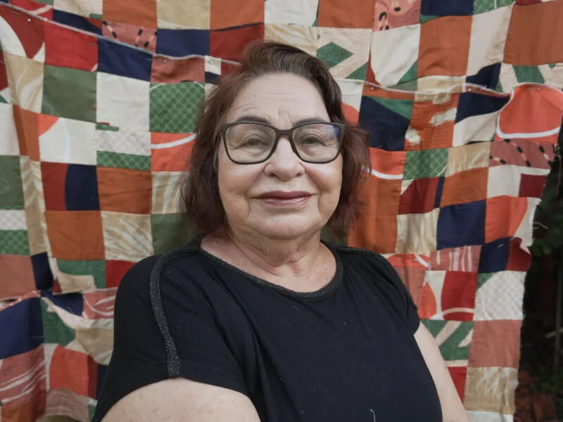 Vestido Terra abre desfile que transforma retalhos em memória de Santa Cruz