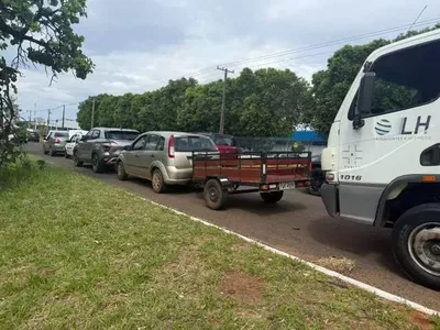 Caminhão bate em fila e envolve seis veículos em avenida de Campo Grande
