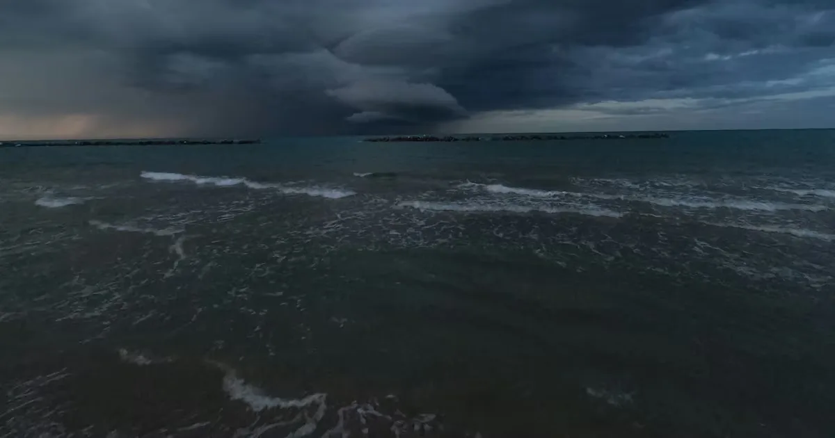 Ciclone mantém chuvas e leva risco de tornados a novas áreas do país