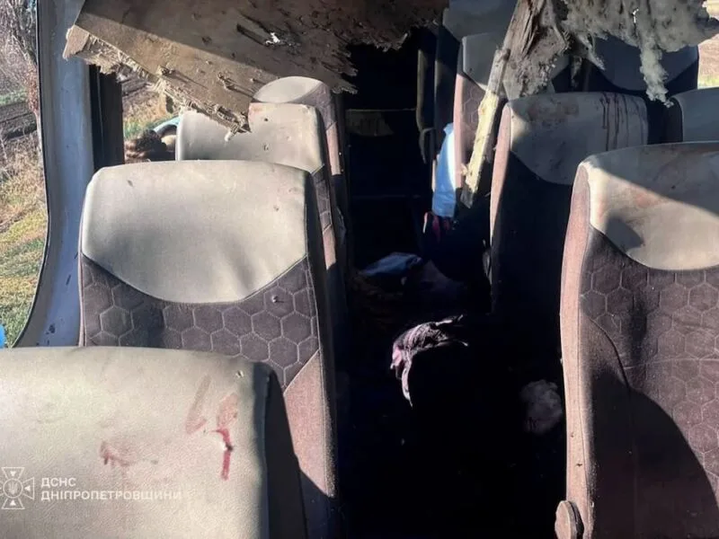 Explosão de drone contra micro-ônibus mata cinco no distrito de Nikopol