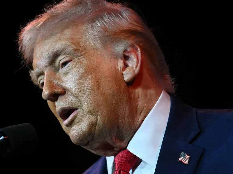 Assistente de Trump recebe US$ 45.000 em dinheiro como presente de fim de ano