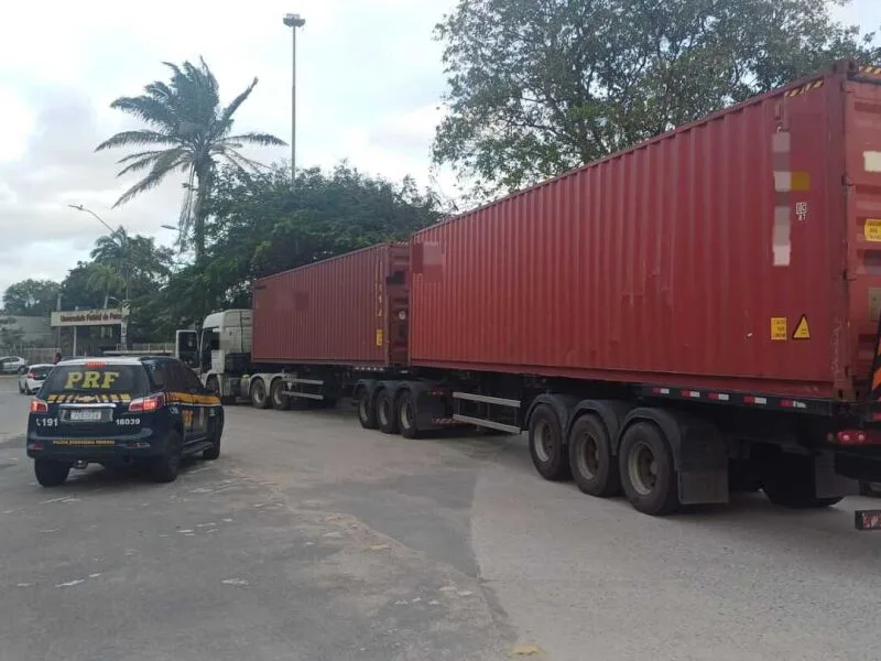 Motorista de bitrem é detido após teste apontar álcool no Recife