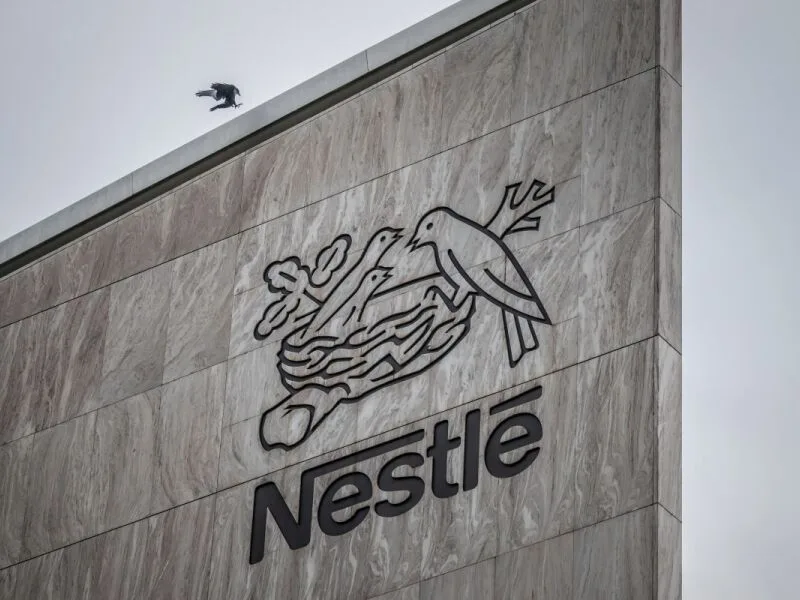Rússia transfere operações de Nestlé e empresas francesas para nova gestão