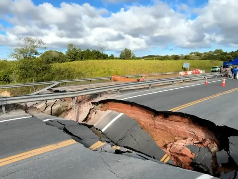 Interdição atinge ponte da VPE-34 após rompimento do pavimento em Suape