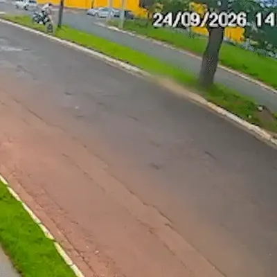 Motociclista morre após bater no canteiro e ser lançado contra árvore