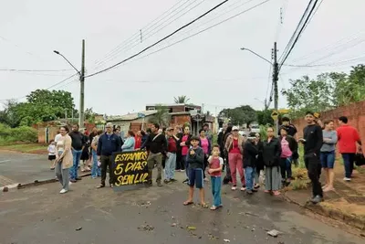 Moradores bloqueiam rua em Campo Grande após dias sem energia