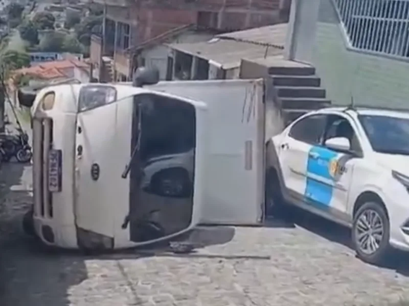 Câmera registra tombamento de caminhão que danificou muro e atingiu táxi no Recife