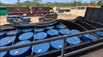 Fiscalização retém carreta com 15 toneladas de acetato de etila em Corumbá