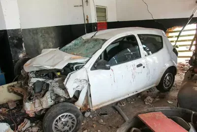 Carro arrasta moto por 400 metros e invade borracharia em Campo Grande