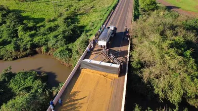 Carreta tomba na BR-060 e deixa trânsito lento entre Campo Grande e Sidrolândia