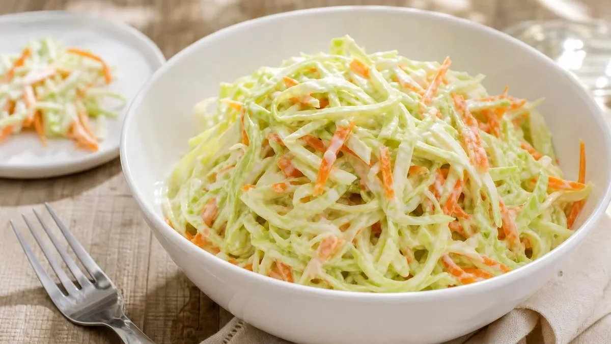 Salada cremosa de repolho com cenoura para acompanhar carnes e sanduíches