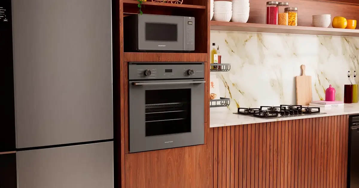 Brastemp apresenta fornos de embutir com Air Fryer Pro e limpeza rápida