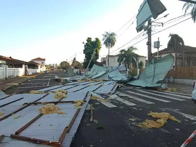 Temporal espalha estrutura metálica e bloqueia Esplanada Ferroviária em Campo Grande