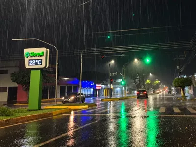 Chuva intensa atinge Dourados e Naviraí durante alerta vermelho