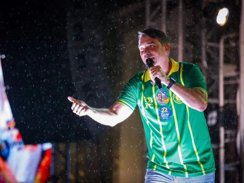 Flávio Bolsonaro promete indicar cinco ministros ao STF e cobra saída de Moraes